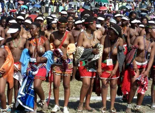 chicas de ébano bailando desnudas