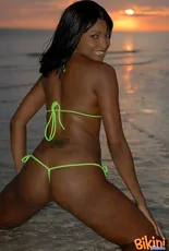 sexy chica negra bikini